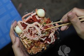 Nhâm nhi bánh tráng trộn chiều đông Nhâm nhi bánh tráng trộn chiều đông
