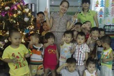 Con bảo mẫu hành hạ trẻ: 'Sao mẹ không gọi điện về?' Con bảo mẫu hành hạ trẻ: 'Sao mẹ không gọi điện về?'