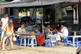 Bỏ chục triệu mua suất vỉa hè bán trà đá Bỏ chục triệu mua suất vỉa hè bán trà đá