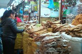 Hàng Tết ế vẫn quen thói tăng giá Hàng Tết ế vẫn quen thói tăng giá