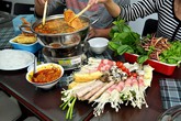 Hấp dẫn lẩu riêu bò cuốn nấm 200.000 đồng khu Thành Công Hấp dẫn lẩu riêu bò cuốn nấm 200.000 đồng khu Thành Công