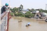 Hai cô gái bất ngờ nhảy cầu tự tử Hai cô gái bất ngờ nhảy cầu tự tử
