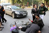 Tai nạn bên hồ Gươm, một cụ già nguy kịch Tai nạn bên hồ Gươm, một cụ già nguy kịch