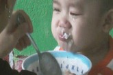 Bắt ăn lại bãi nôn: Độc chiêu của nhiều bảo mẫu Bắt ăn lại bãi nôn: Độc chiêu của nhiều bảo mẫu