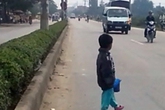 Cháu bé 4 tuổi bị "mẹ" bắt lao ra giữa đường ăn xin Cháu bé 4 tuổi bị "mẹ" bắt lao ra giữa đường ăn xin
