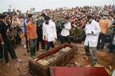 'Biển người' chen chân xem ngôi mộ cổ ở ngoại thành Hà Nội 'Biển người' chen chân xem ngôi mộ cổ ở ngoại thành Hà Nội