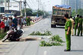 Chồng ôm xác vợ trẻ chết thảm dưới bánh xe ben Chồng ôm xác vợ trẻ chết thảm dưới bánh xe ben