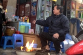 Người Hà Nội đốt lửa giữa ban ngày chống lại giá rét Người Hà Nội đốt lửa giữa ban ngày chống lại giá rét