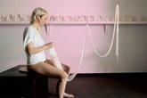 Màn biểu diễn gây sốc: Kẹp len vào âm đạo rồi đan Màn biểu diễn gây sốc: Kẹp len vào âm đạo rồi đan