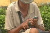 Choáng với ông già ăn xin xài… iPhone Choáng với ông già ăn xin xài… iPhone
