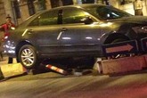 Tài xế bỏ trốn sau khi hất tung dải phân cách Tài xế bỏ trốn sau khi hất tung dải phân cách