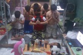 Phản cảm nam thanh nữ tú "tế sống" bạn đang ngủ Phản cảm nam thanh nữ tú "tế sống" bạn đang ngủ