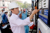 Giá xăng bất ngờ tăng 580 đồng/lít Giá xăng bất ngờ tăng 580 đồng/lít