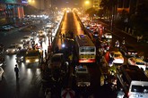 Xe buýt húc đổ cổng thép trên cầu vượt Láng Hạ - Thái Hà Xe buýt húc đổ cổng thép trên cầu vượt Láng Hạ - Thái Hà