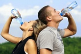 Bí quyết uống nước đúng cách trong mùa nóng Bí quyết uống nước đúng cách trong mùa nóng