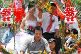 Đám cưới "khủng" với 12 "siêu xe" công nông Đám cưới "khủng" với 12 "siêu xe" công nông