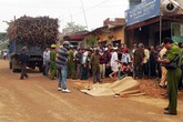 Hai bé gái chết thảm dưới bánh xe tải Hai bé gái chết thảm dưới bánh xe tải