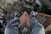 Giả vờ tự tử, trượt chân... chết thật Giả vờ tự tử, trượt chân... chết thật
