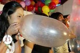 Thi mông đẹp, bụng đẹp và thổi... bao cao su Thi mông đẹp, bụng đẹp và thổi... bao cao su