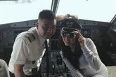 Lý Nhã Kỳ được cơ trưởng mời lên buồng lái Lý Nhã Kỳ được cơ trưởng mời lên buồng lái