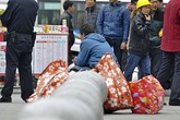 Gói xác con mang về quê vì không có tiền mai táng Gói xác con mang về quê vì không có tiền mai táng