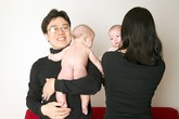 Bận "túi bụi" như những bà mẹ sinh con năm một Bận "túi bụi" như những bà mẹ sinh con năm một
