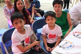 "Chú lính chì" Thiện Nhân rụt rè nhận học bổng "Chú lính chì" Thiện Nhân rụt rè nhận học bổng