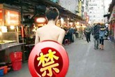 Những màn khỏa thân trên đường gây chú ý Những màn khỏa thân trên đường gây chú ý