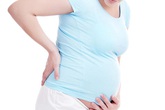 Phát khóc vì đau lưng khi bầu bí Phát khóc vì đau lưng khi bầu bí