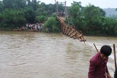 Đứt cầu treo, hàng chục người rơi xuống nước lũ Đứt cầu treo, hàng chục người rơi xuống nước lũ