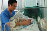 Cứu sống bé trai sinh non nặng 0,5kg Cứu sống bé trai sinh non nặng 0,5kg