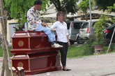 Mang quan tài rồi đổ xăng lên người dọa tự vẫn Mang quan tài rồi đổ xăng lên người dọa tự vẫn