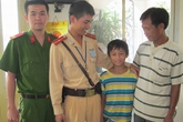 Bé trai bị lạc từ Ba Vì xuống tận... Hồ Gươm Bé trai bị lạc từ Ba Vì xuống tận... Hồ Gươm