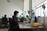 Ngồi làm việc gần cửa sổ sẽ tăng gấp đôi sự tỉnh táo Ngồi làm việc gần cửa sổ sẽ tăng gấp đôi sự tỉnh táo
