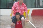 Dân mạng bức xúc vì tài xế đè đầu cưỡi cổ lính cứu hỏa Dân mạng bức xúc vì tài xế đè đầu cưỡi cổ lính cứu hỏa