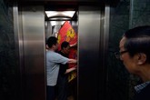 "Ngoan cố" không nhường nhau, thang máy rơi vì quá tải "Ngoan cố" không nhường nhau, thang máy rơi vì quá tải