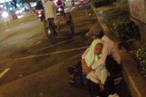 Thanh niên ôm cụ già, diễn trò “mẹ bị ung thư” để xin tiền Thanh niên ôm cụ già, diễn trò “mẹ bị ung thư” để xin tiền