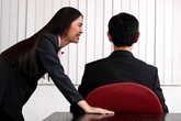 Chồng kiếm cơm nhờ… cặp với sếp già Chồng kiếm cơm nhờ… cặp với sếp già