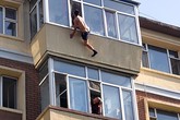 Vợ cứu chồng thoát khỏi cú nhảy lầu Vợ cứu chồng thoát khỏi cú nhảy lầu