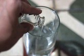 Cho bạn gái teen uống thuốc kích dục để lừa bán "cái ngàn vàng" Cho bạn gái teen uống thuốc kích dục để lừa bán "cái ngàn vàng"