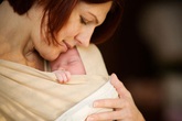 Ôm bé sau sinh - việc nhỏ, lợi ích lớn! Ôm bé sau sinh - việc nhỏ, lợi ích lớn!