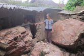 Kinh hoàng giây phút đá rơi đè sập giường ngủ Kinh hoàng giây phút đá rơi đè sập giường ngủ