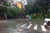 Mưa lớn, phố Hà Nội lại biến thành sông Mưa lớn, phố Hà Nội lại biến thành sông