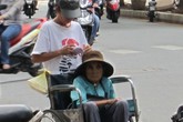 Bóc trần thủ đoạn hành xác người già bán vé số Bóc trần thủ đoạn hành xác người già bán vé số