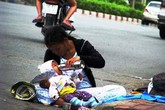 Đời cay đắng của người mẹ phơi nắng con để bán vé số Đời cay đắng của người mẹ phơi nắng con để bán vé số