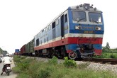 Hà Nội: Băng qua đường sắt, 2 người bị tàu tông nguy kịch Hà Nội: Băng qua đường sắt, 2 người bị tàu tông nguy kịch
