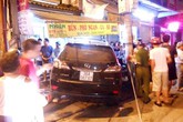Lexus lao vào quán phở, chủ quán bị bỏng nặng Lexus lao vào quán phở, chủ quán bị bỏng nặng