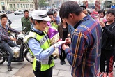 Nữ cảnh sát xinh đẹp được cầu hôn giữa phố Nữ cảnh sát xinh đẹp được cầu hôn giữa phố