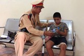 CSGT cứu cháu bé bị đánh ngất trên đường CSGT cứu cháu bé bị đánh ngất trên đường