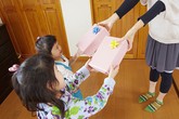 Ngượng chín mặt khi con "hở ra là đòi quà" Ngượng chín mặt khi con "hở ra là đòi quà"